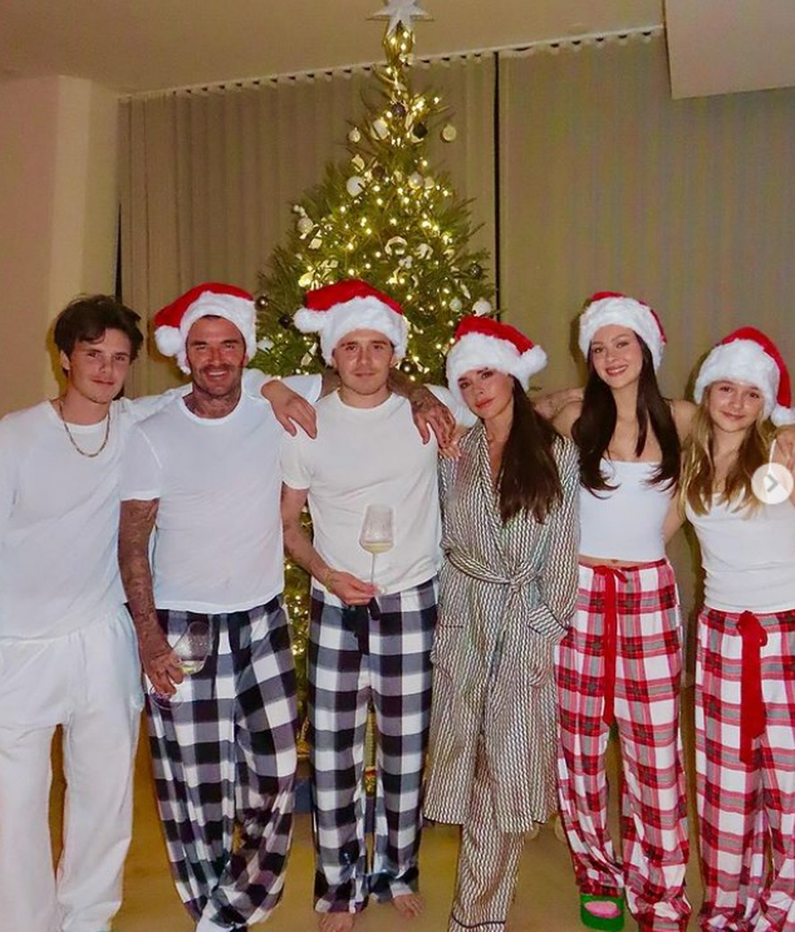 Victoria Beckham celebra Natal adiantado ao lado da família