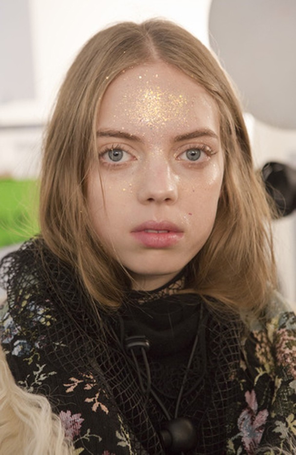 Desfile da Preen teve glitter dourado por toda a face (Foto: ImaxTree) — Foto: Glamour