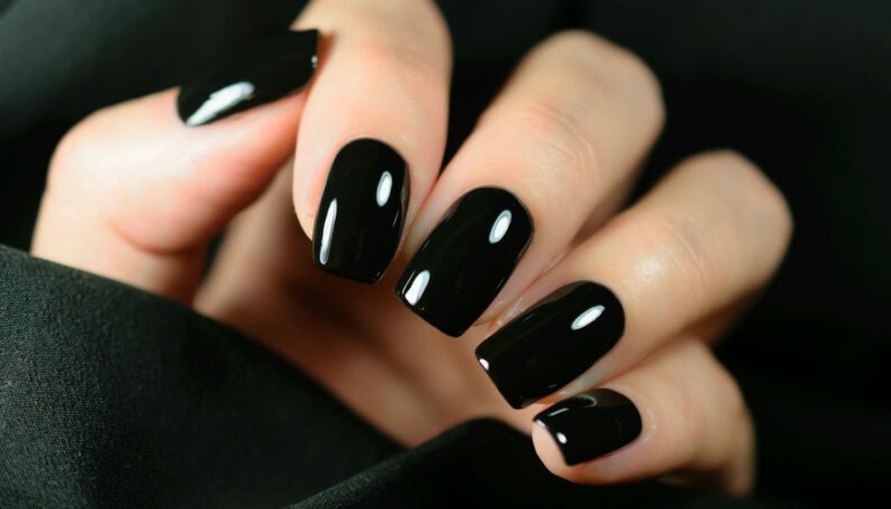 Esmalte preto: cheio de personalidade (Foto: Reprodução/Instagram) — Foto: Glamour