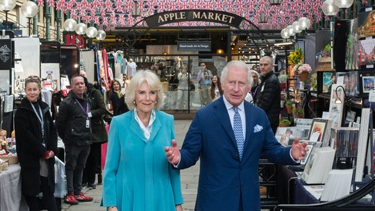 Rei Charles e a Rainha Camilla fizeram seu primeiro passeio após a Coroação