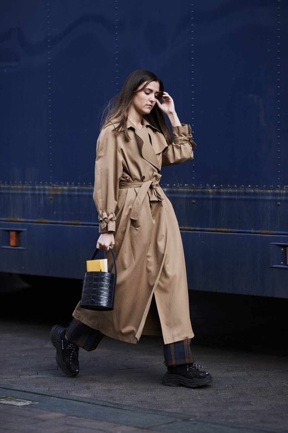 Lembra quando falamos sobre reduzir o que carregar na bolsa? Algumas coisas podem sobrar, mas também fica cool, vai? (Foto: IMAXTREE) — Foto: Glamour