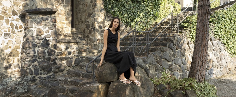 Aqui, modelo metalizado dá bossa ao look relax (Foto: Divulgação) — Foto: Glamour