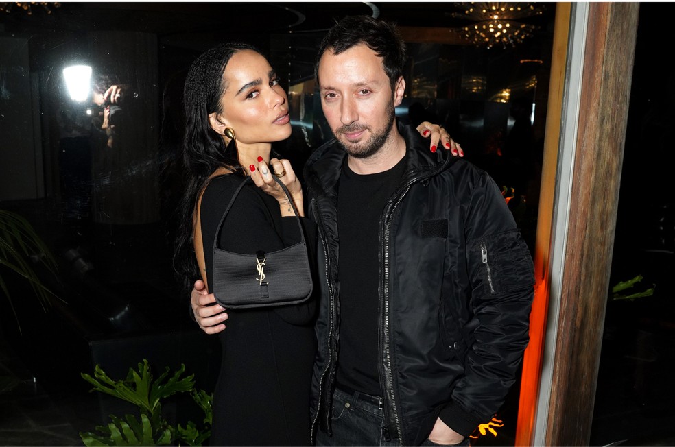 Zoë Kravitz e Anthony Vaccarello — Foto: Getty Images