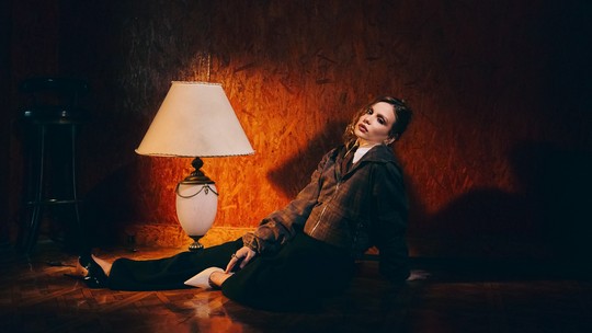 Carol Biazin vive nova fase da carreira com show orquestral, turnê acústica e single inédito
