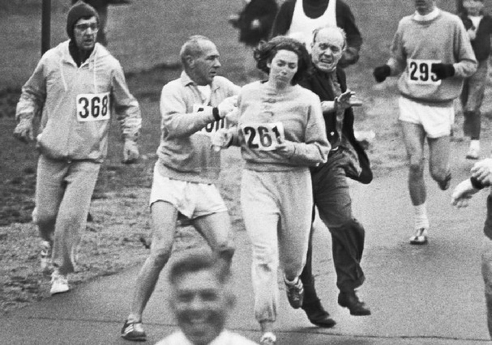 Kathrine Switzer no incidente que quase a tirou da Maratona de Boston em 1967: "Pior momento da minha vida" (Foto: Reprodução) — Foto: Glamour