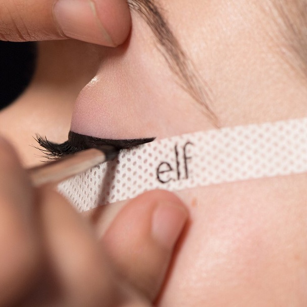 Fita Line and define, US$ 2, E.L.F (Foto: Reprodução Instagram) — Foto: Glamour