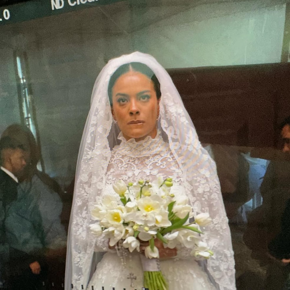 Bella Campos durante os bastidores das gravações de "Vale Tudo" — Foto: Instagram