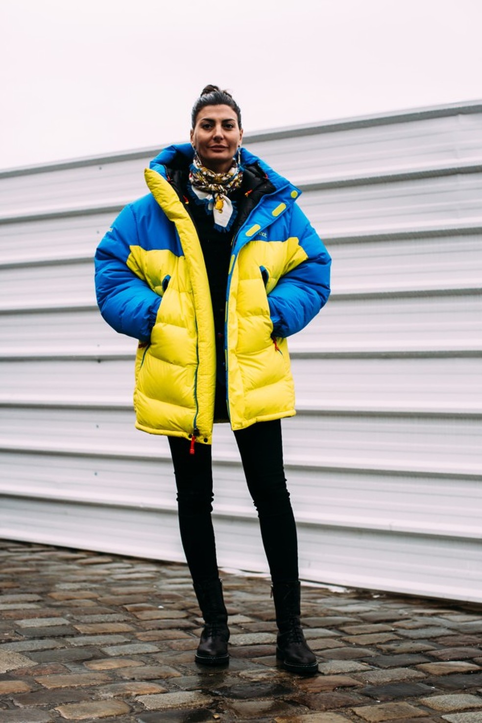 A nossa musa Giovanna Battaglia caprichou na doudoune colorida e lenço da Balenciaga (Foto: IMAXTREE ) — Foto: Glamour
