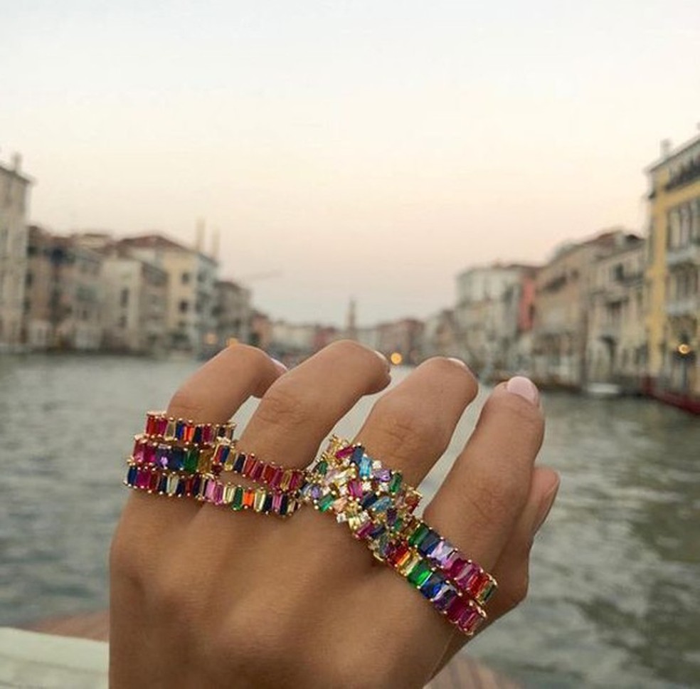 Anel arco-íris é a tendência da vez quando o assunto é acessório (Foto: Pinterest ) — Foto: Glamour