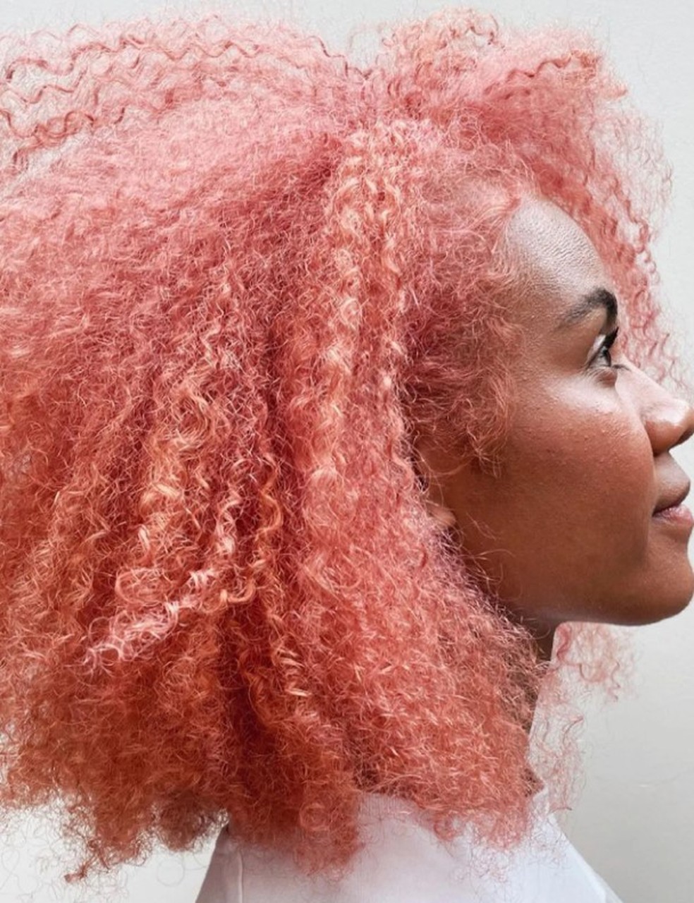 Peach Fuzz no cabelo — Foto: glamour