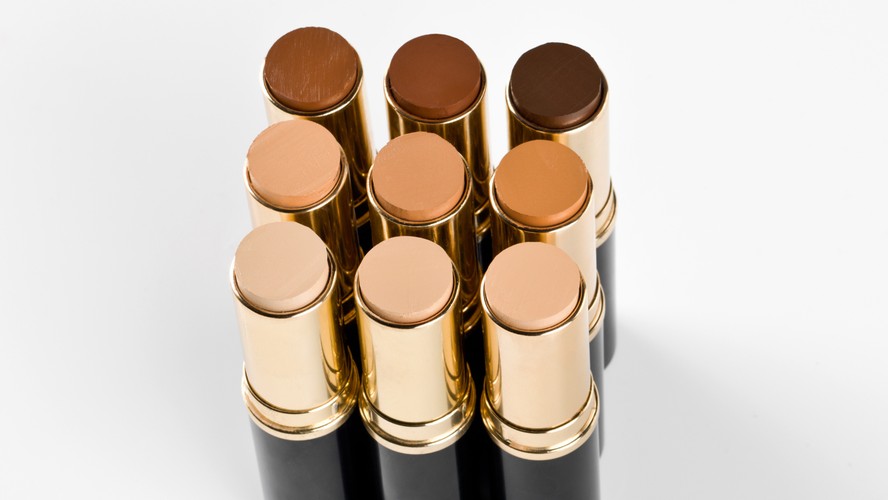 Os seus produtos de beleza em bastão podem ser o motivo da sua acne; entenda