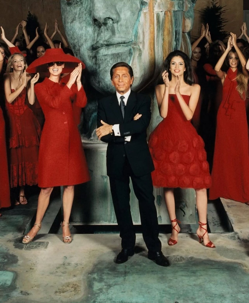 O ‘Vermelho Valentino’ tornou-se cor de assinatura do estilista — Foto: Getty Images