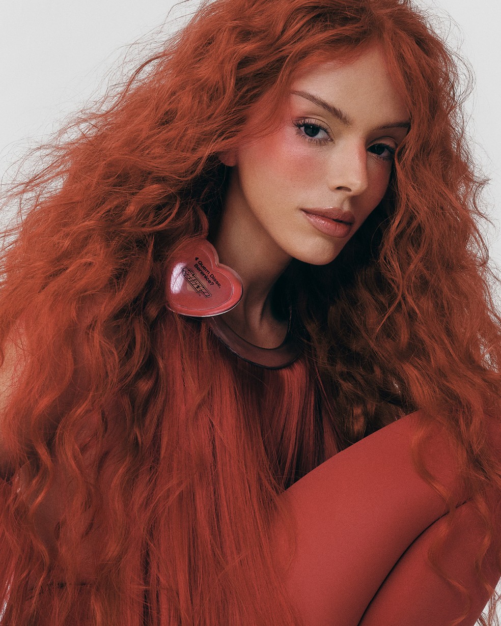 Com uma volumosa peruca ruiva, a atriz deu vida à personagem da animação — Foto: Guilherme Nabhan