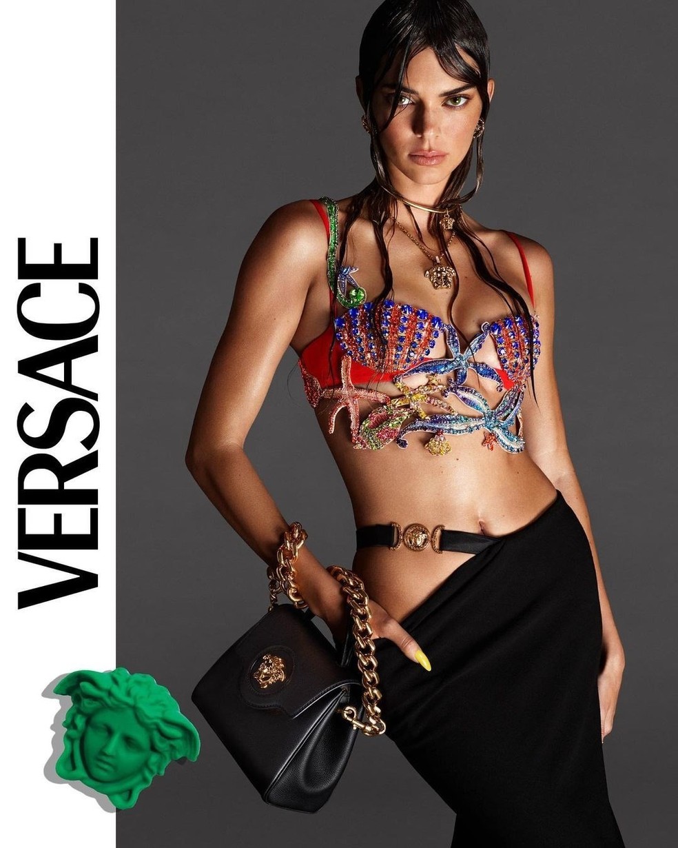 Kendall Jenner usando recorte pélvico (Foto: Divulgação / Versace) — Foto: Glamour