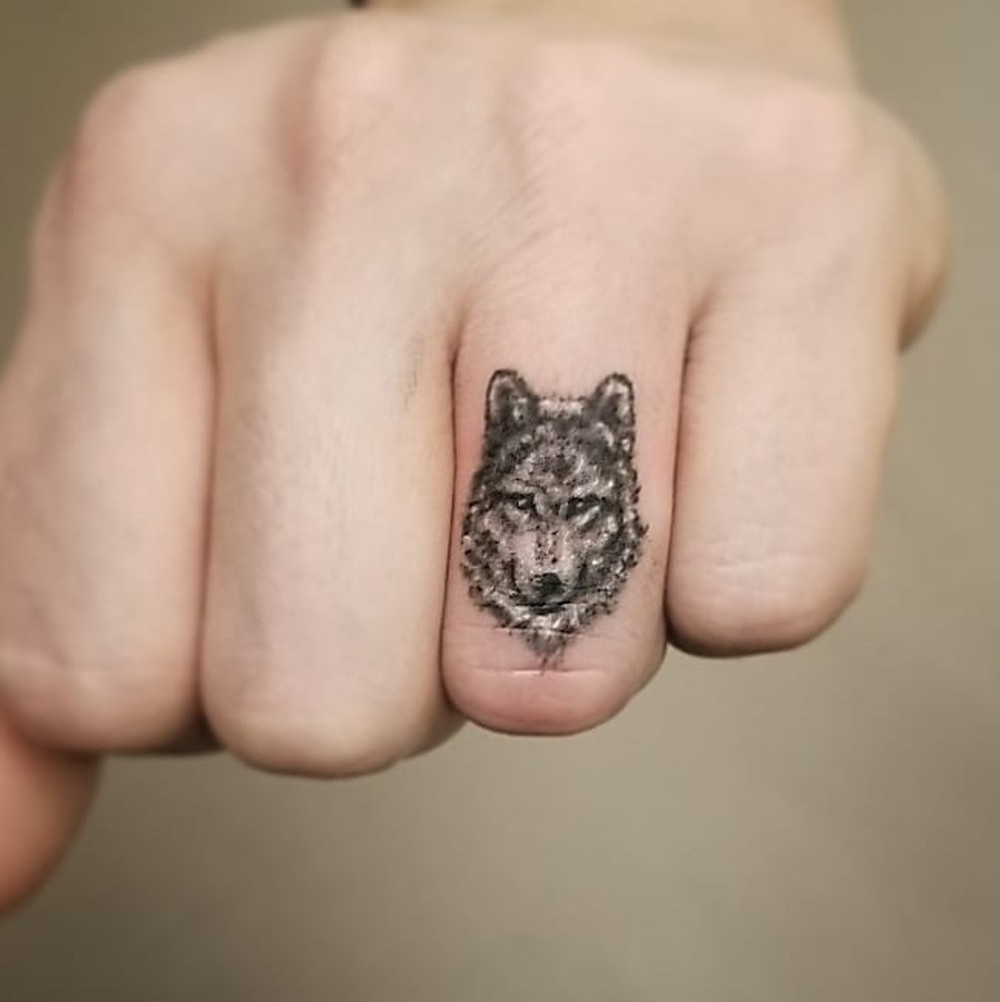 Tatuagens no dedo: mais de 40 ideias delicadas, estilosas e com significado