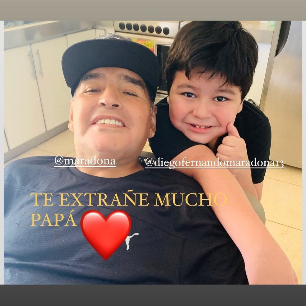 Maradona com o filho Diego Fernando em post do último dia 12.11 (Foto: Reprodução/Instagram) — Foto: Glamour