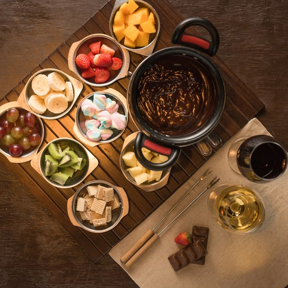 sweet fruit fondue with hot chocolate, table overhead view (Foto: Getty Images/iStockphoto) — Foto: Glamour