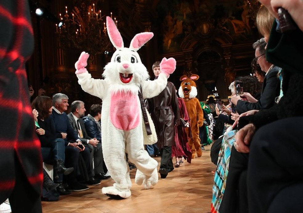 Stella McCartney apresenta coleção de outono/inverno com desfile-protesto (Foto: Getty Images) — Foto: Glamour
