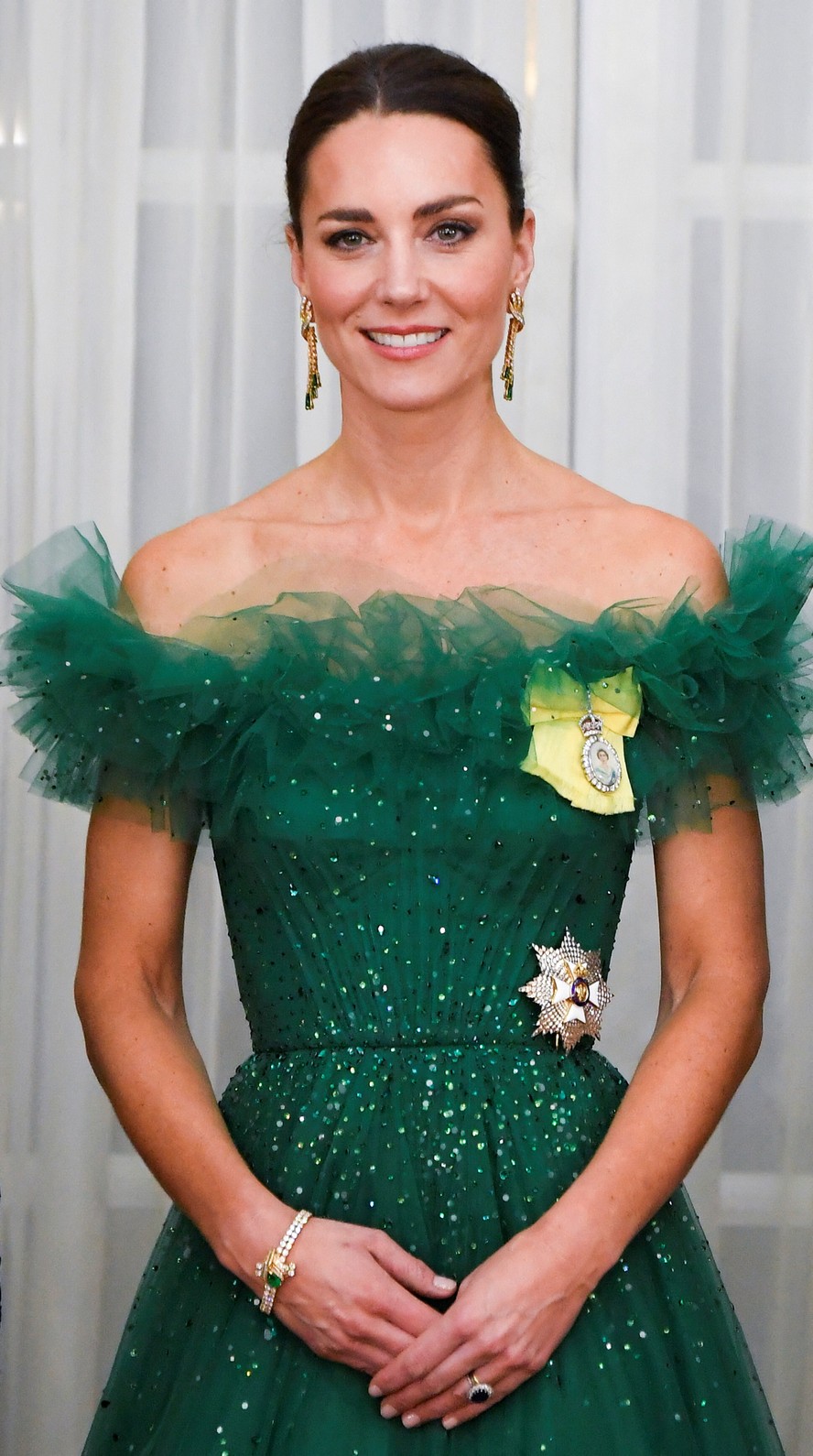 Kate Middleton aposta em vestido esmeralda avaliado em 5 mil reais