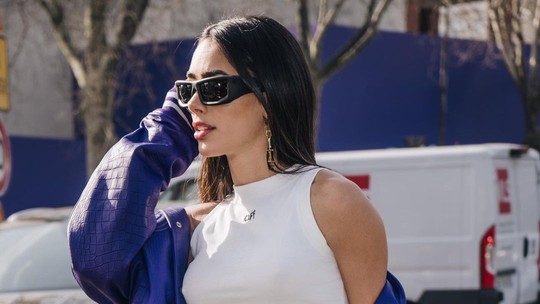 Bruna Biancardi, namorada de Neymar, aposta em camiseta com modelagem inusitada para Semana de Moda de Paris: "Seguindo o meu estilo e gosto pessoal"