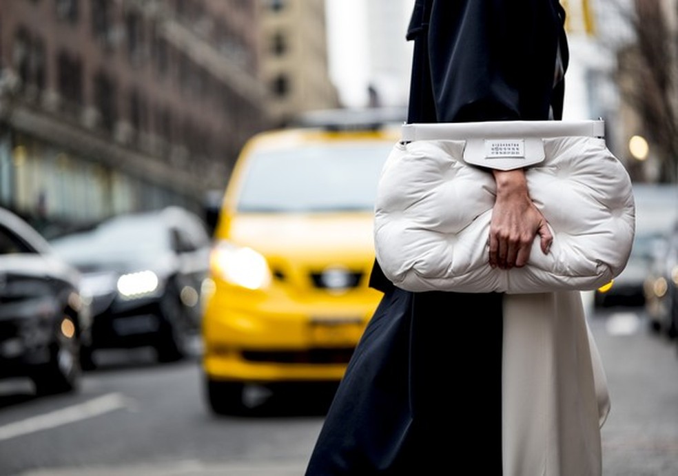 O truque de styling do dia é: a bolsa sendo carregada na mão! (Foto: Imaxtree) — Foto: Glamour