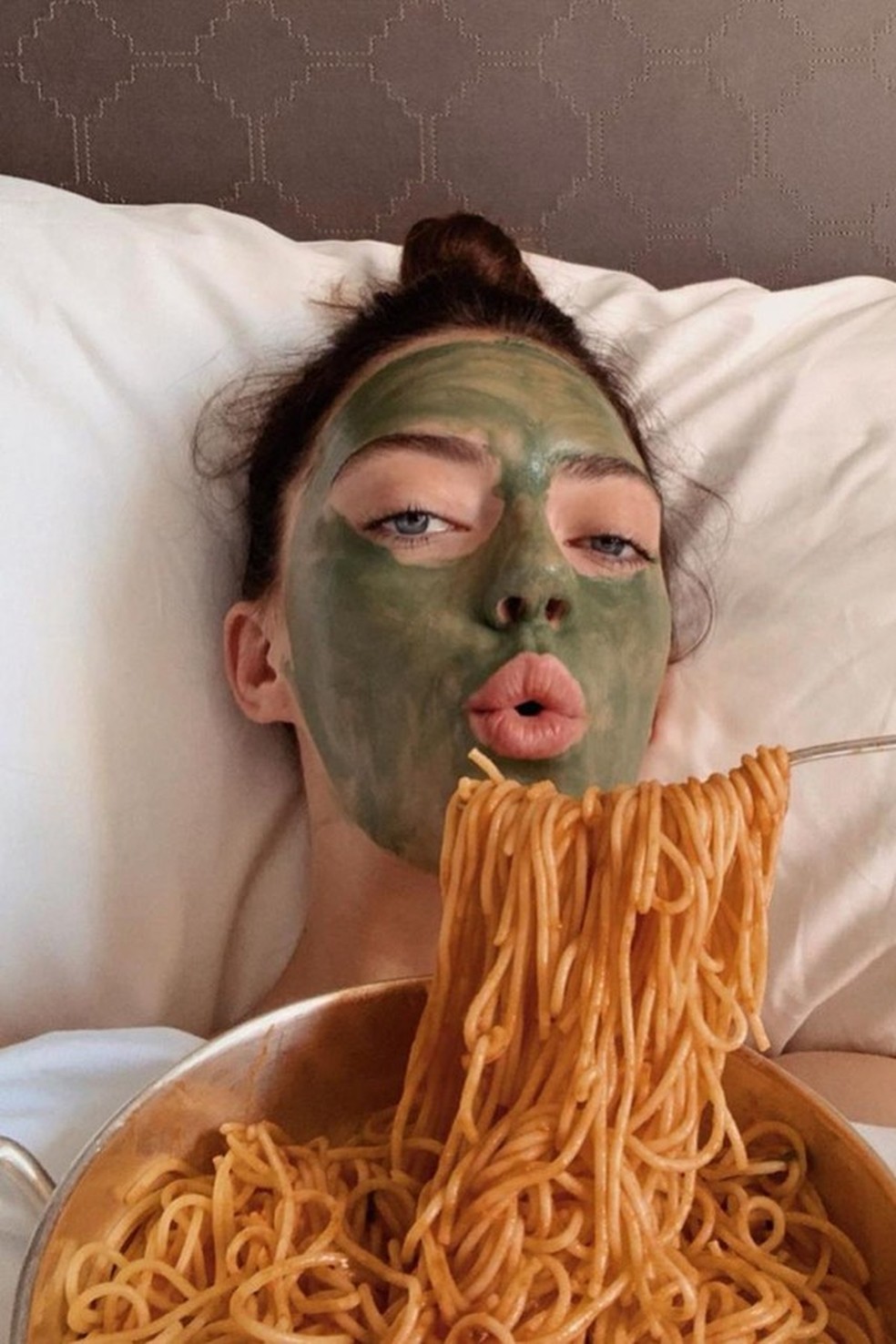 Em seu perfil pessoal, Pyper America vai ainda mais longe e compartilha até receitas de espaguete nas legendas dos seus cliques (Foto: Instagram/Reprodução) — Foto: Glamour