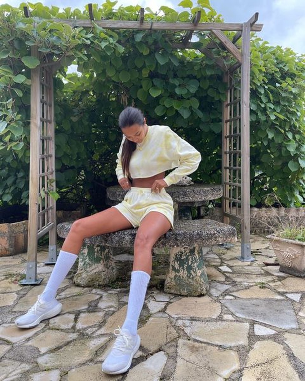 Com o seu fiel tênis branco, Lais se declara fã de uma das maiores tendências do momento: meias brancas à mostra — Foto: Instagram