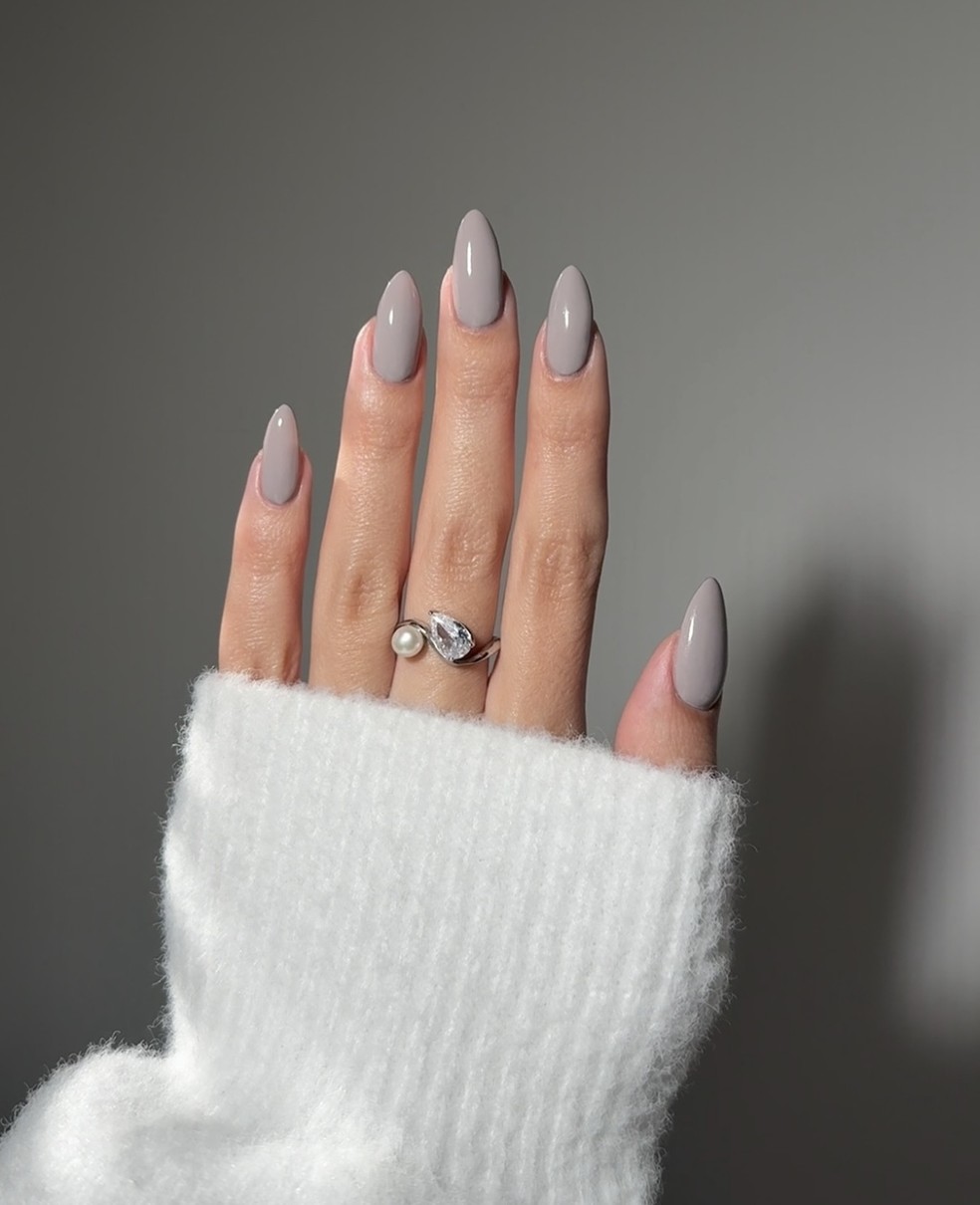Que tal uma unha cinza por aí? — Foto: Reprodução/Instagram/@kuypernailart