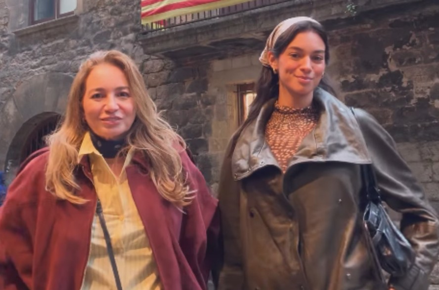 Alane Dias mostra registros de viagem à Barcelona com a mãe: 'Comemorar'