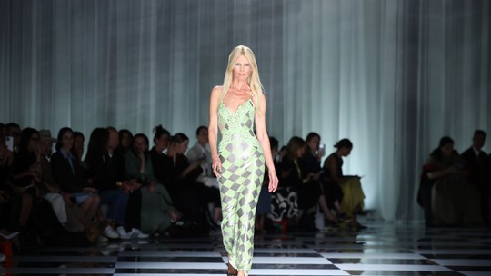 Claudia Schiffer fecha desfile da Versace na semana de moda de Milão