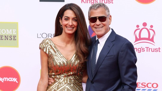 Amal Clooney repete look de Alexander McQueen usado por Cameron Diaz há 20 anos 