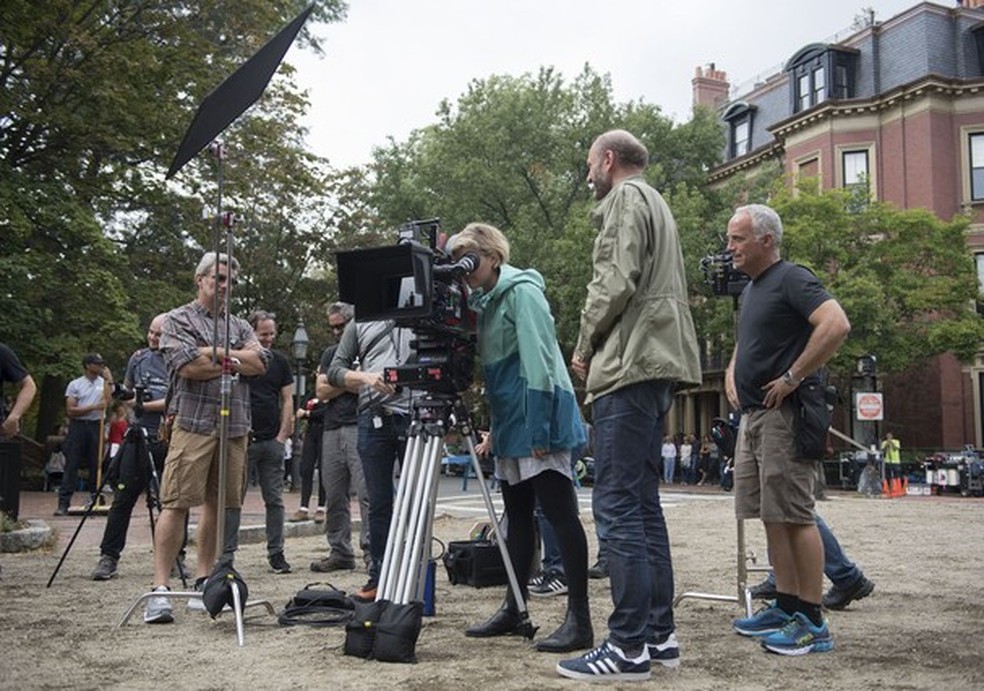 BTS:  Director/Writer Greta Gerwig and DP Yorick LeSaux  on the set of Columbia Pictures' LITTLE WOMEN." (Foto: Sony Pictures/Divulgação) — Foto: Glamour