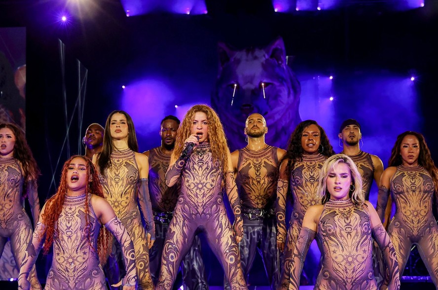 Shakira e o corpo de balé da cantora usam looks assinados por Dario Mittmann