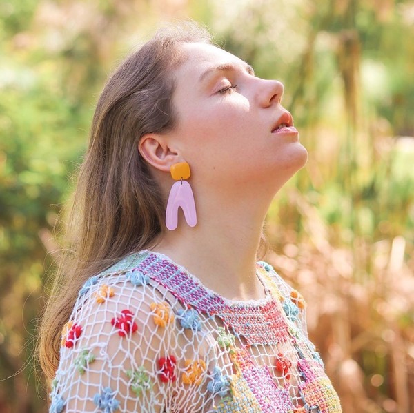 8 marcas de acessórios divertidos para você arrasar nos looks de verão