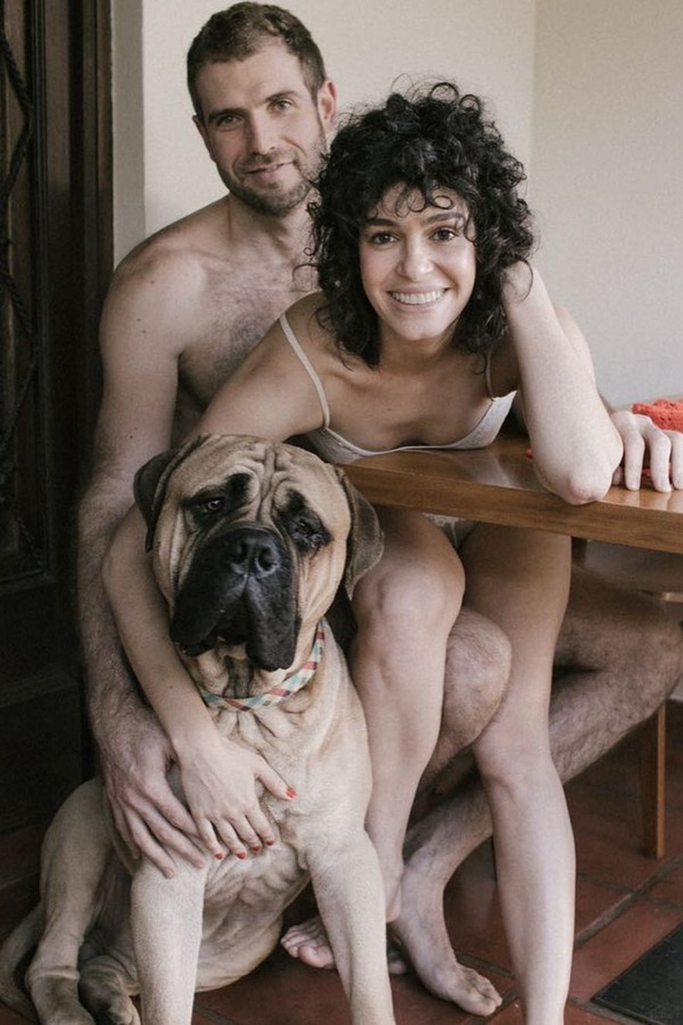 Maria Flor, Emanuel Aragão e o cachorro do casal (Foto: Instagram/Reprodução) — Foto: Glamour