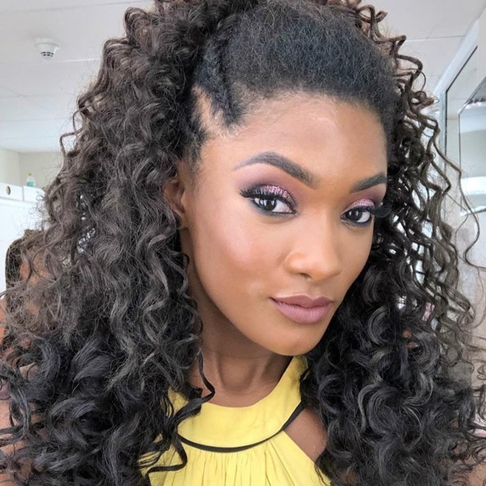 Erika Januza e os cachos ultradefinidos (Foto: Reprodução/Instagram) — Foto: Glamour