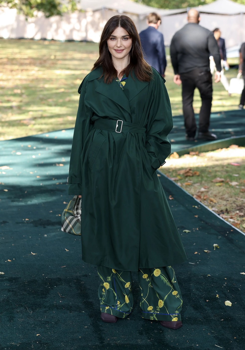 Rachel Weisz na Burberry — Foto: glamour