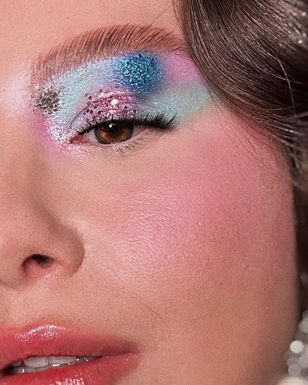 Ideias de maquiagens coloridas para looks festivos o ano todo — Foto: @brigittecalegari