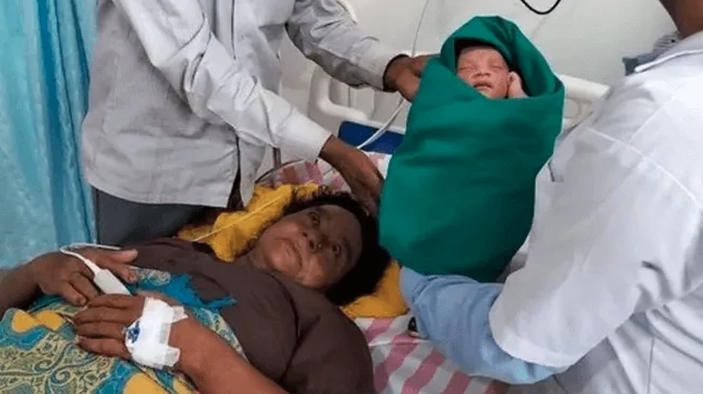 Aos 70 anos, indiana dá à luz seu primeiro filho após 54 anos de tentativas: “Sonho que se torna realidade” — Foto: Reprodução/Twitter