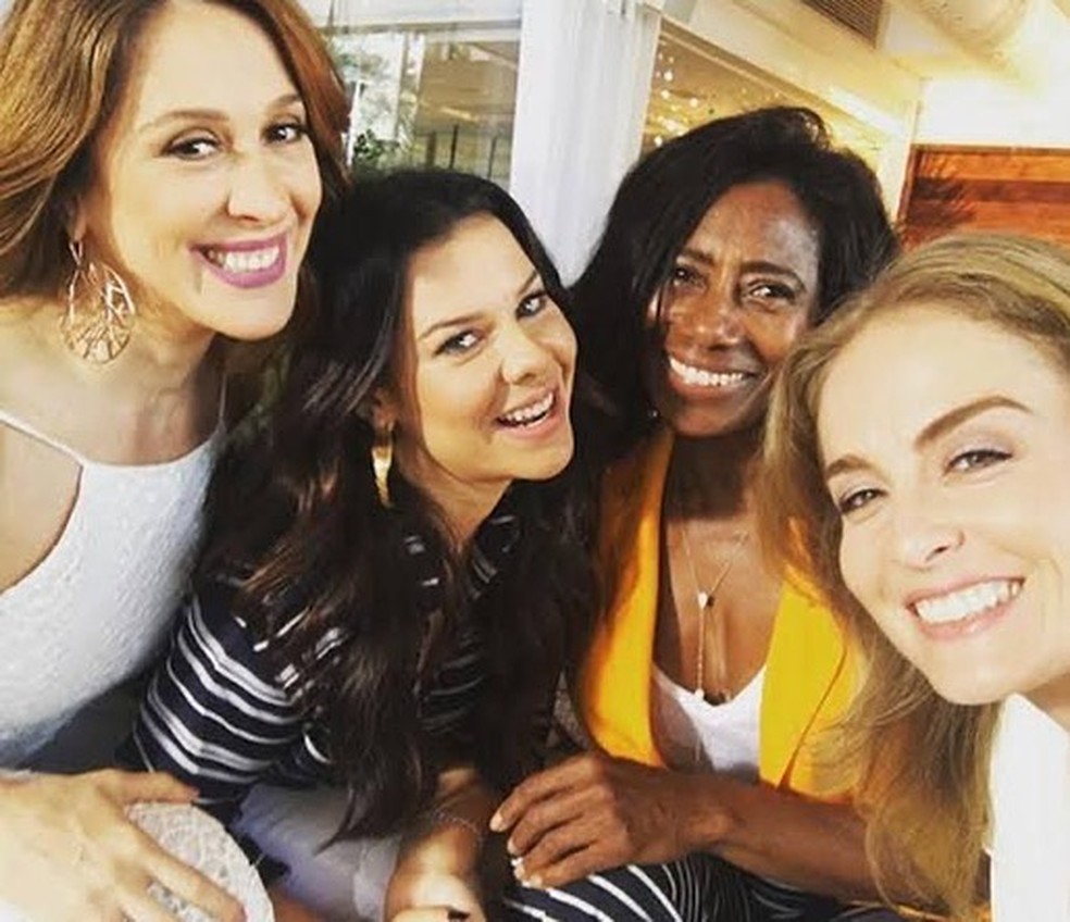 Claudia Raia compartilhou clique ao lado de Gloria Maria, Fernanda Souza e Angélica  — Foto: Reprodução/Instagram