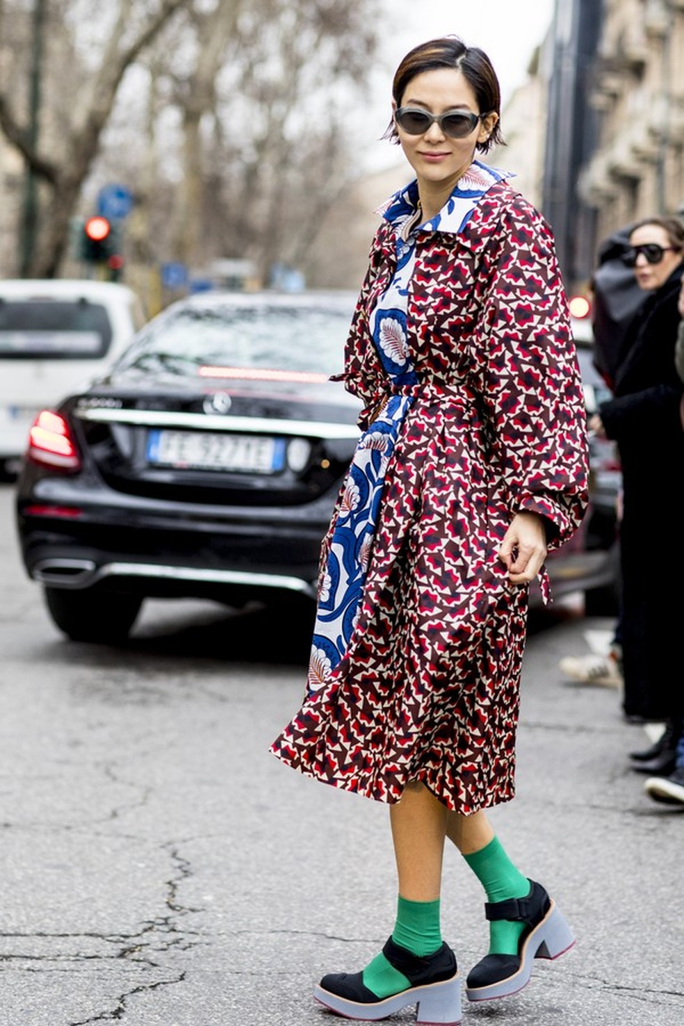 A cor da meia não precisa combinar com o resto do look. A fashionista da foto ensina (Foto: Imaxtree) — Foto: Glamour