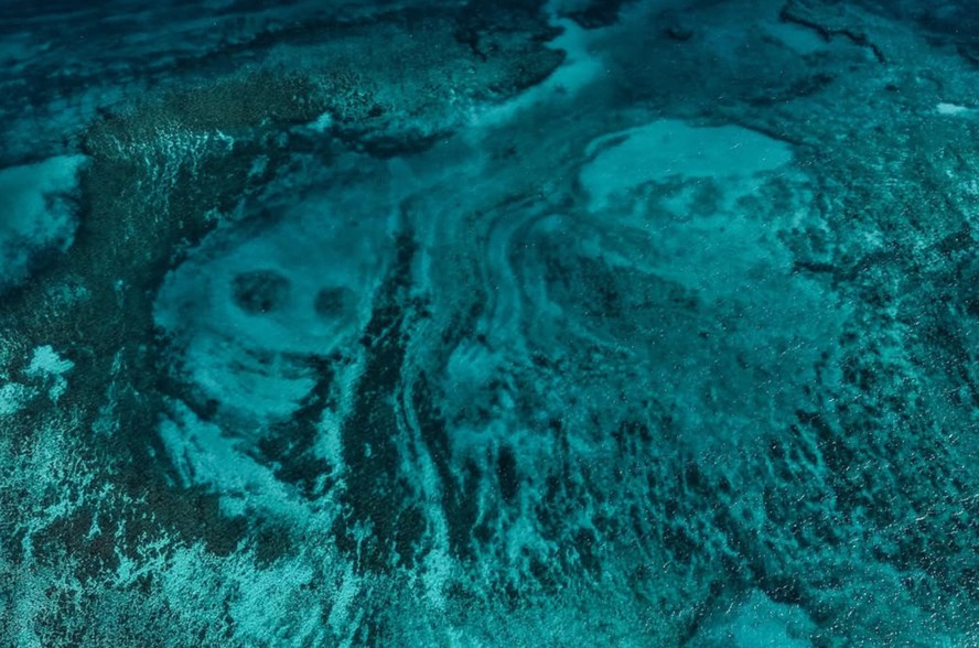Fotógrafo impressiona ao registrar imagem de 'duas caveiras' formadas no mar em praia do México