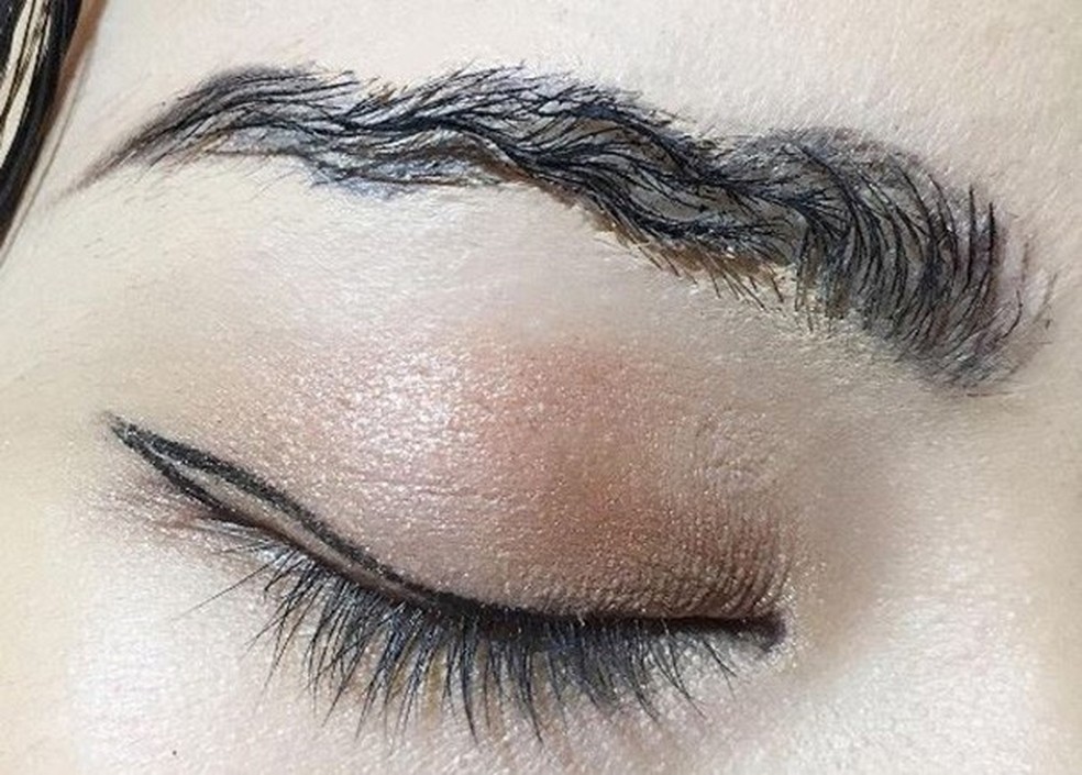 sobrancelhas curvilíneas (Foto: Reprodução) — Foto: Glamour