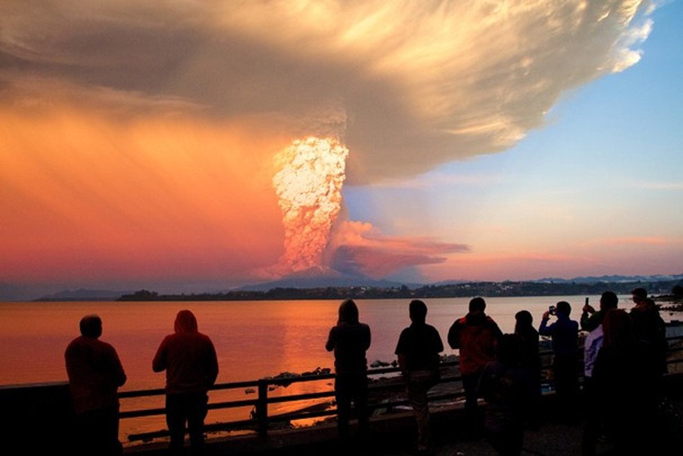 Assustados com a erupção do vulcão Calbuco, Puerto Varas, Chile (Foto: Marcos Gadaian) — Foto: Glamour
