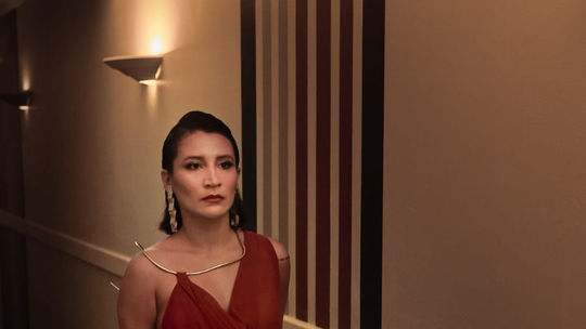 Cannes 2024: Isabela Catão, atriz de "Motel Destino", usa look de estilista indígena e conterrâneo Maurício Duarte no tapete vermelho