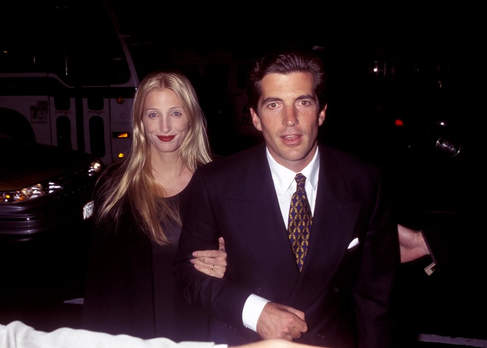 Carolyn Bessette-Kennedy e JFK Jr. — Foto: Getty Images