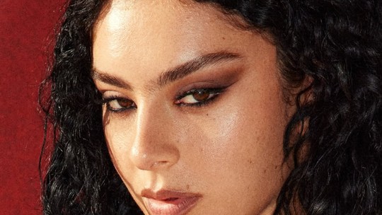 Charli XCX: um raio-x nas produções de beleza da cantora