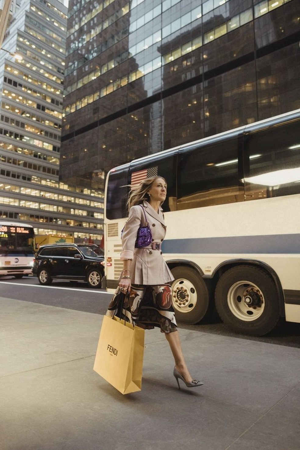 Sarah Jessica Parker estrelando a propaganda do relançamento da bolsa Baguette, da Fendi (Foto: Divulgação / Fendi) — Foto: Glamour