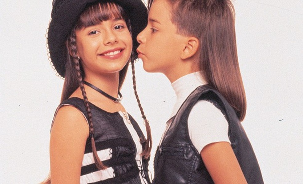 Sandy & Junior choram ao rever itens que marcaram infância da dupla