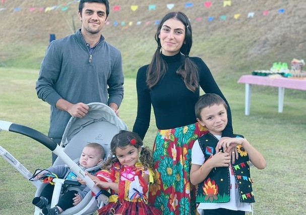 Felipe Simas e família (Foto: Instagram/Reprodução) — Foto: Glamour